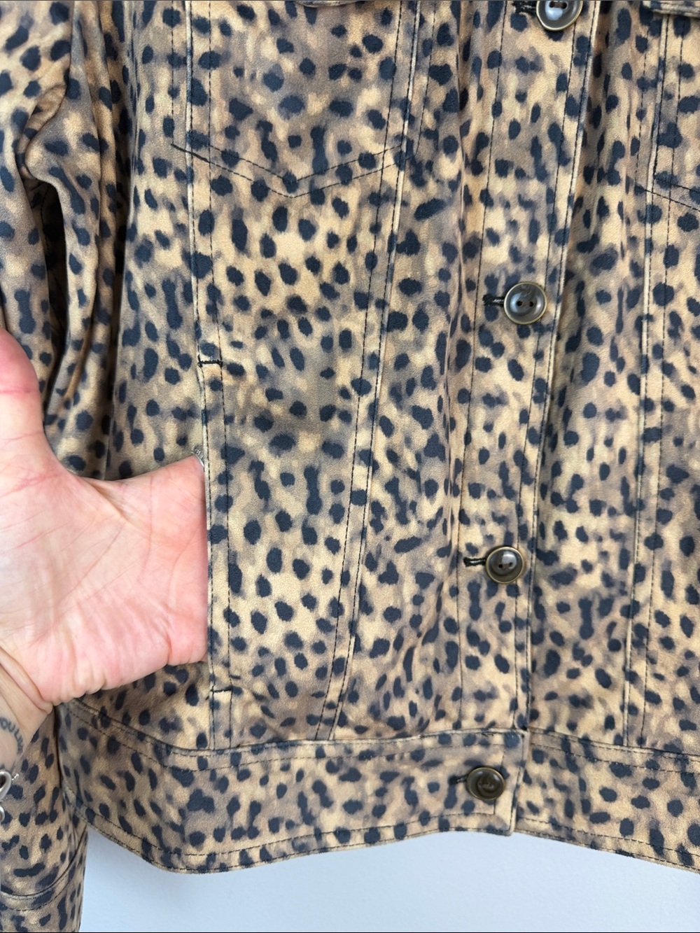 Tommy Bahama Salina Sands Cheetah Print Trucker Jacket in Golden Honey Medium - Picture 6 of 16